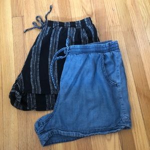 Universal Thread Mid-Rise Pull-On Shorts. Size Lg